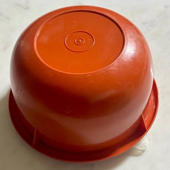 Vintage Tupperware 271-9 burnt orange mixing bowl with lid - Picture 2 of 8